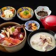 《海鮮丼、もずく酢、瀬魚の味噌汁、チキン南蛮又はオランダ卵