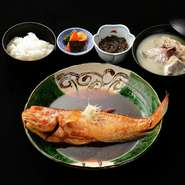 一日数量限定
≪アマダイのあらだき、小鉢、ご飯、瀬魚の味噌汁≫