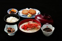≪とび天、ベイ貝、小鉢、ごはん、伊勢海老の味噌汁≫