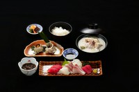 ≪お造り、サザエのつぼ焼き、小鉢、ご飯、瀬魚の味噌汁≫