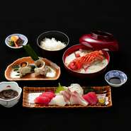 ≪お造り、サザエのつぼ焼き、小鉢、ご飯、伊勢海老の味噌汁≫