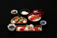 ≪お造り、サザエのつぼ焼き、小鉢、ご飯、伊勢海老の味噌汁≫