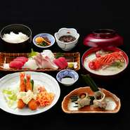 ≪エビフライ、お造り、サザエのつぼ焼き小鉢、ご飯、伊勢海老の味噌汁≫