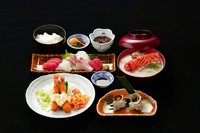 ≪エビフライ、お造り、サザエのつぼ焼き小鉢、ご飯、伊勢海老の味噌汁≫