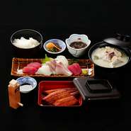 ≪うなぎの蒲焼、お造り、小鉢、ご飯、瀬魚の味噌汁≫
