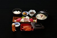 ≪うなぎの蒲焼、お造り、小鉢、ご飯、瀬魚の味噌汁≫