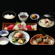 アワビのお造り、お造り、サザエのつぼ焼き、小鉢、ご飯、瀬魚の味噌汁≫