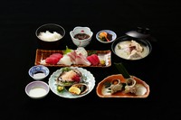 アワビのお造り、お造り、サザエのつぼ焼き、小鉢、ご飯、瀬魚の味噌汁≫