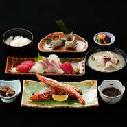 ≪大えびの塩焼き、お造り、サザエのつぼ焼き、小鉢2種、ご飯、瀬魚の味噌汁≫