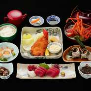 ≪伊勢海老フライ、お刺身、サザエのつぼ焼き、もずく酢、ベイ貝旨煮、鯛茶漬け、伊勢海老の味噌汁≫