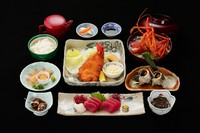 ≪伊勢海老フライ、お刺身、サザエのつぼ焼き、もずく酢、ベイ貝旨煮、鯛茶漬け、伊勢海老の味噌汁≫