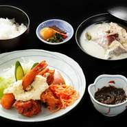 ≪エビフライ、チキン南蛮、小鉢、ご飯、瀬魚の味噌汁≫