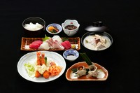 ≪エビフライ、小鉢、ご飯、瀬魚の味噌汁≫