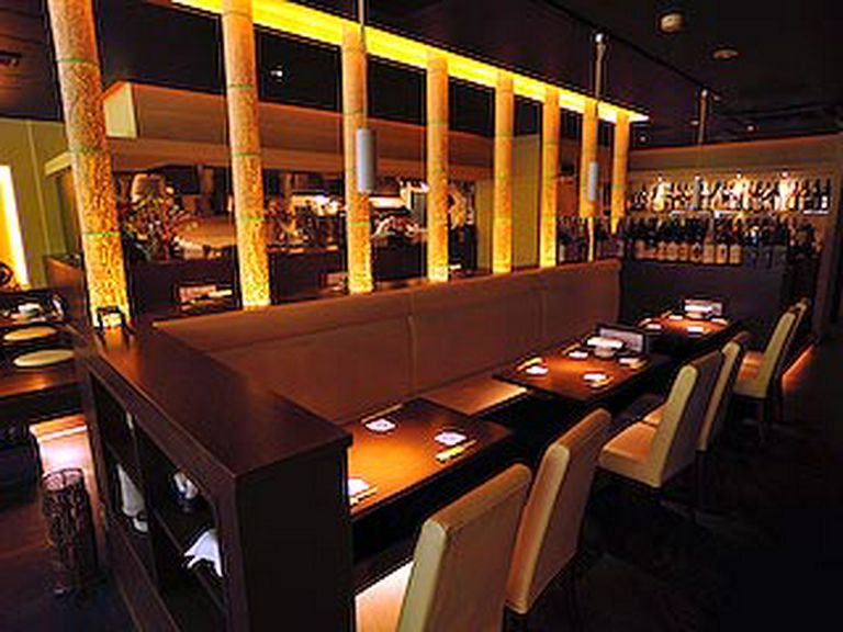 夜はライトアップで幻想的な空間を演出し、店内のムード満点