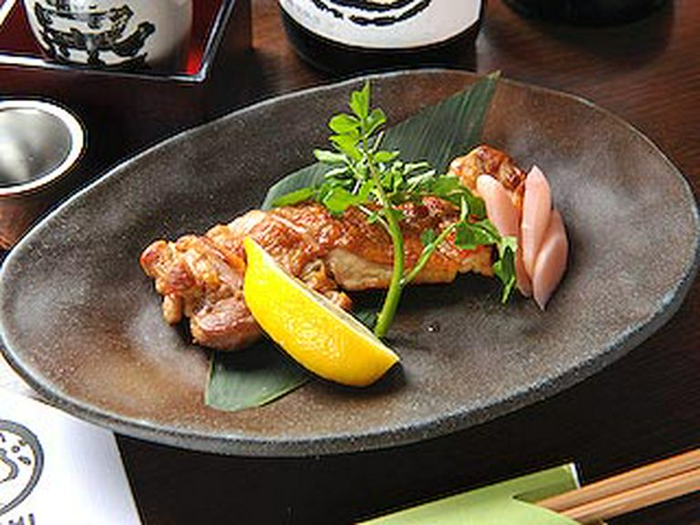 常温スモークだからこそのジューシーさ！　「日向鶏の燻し焼」