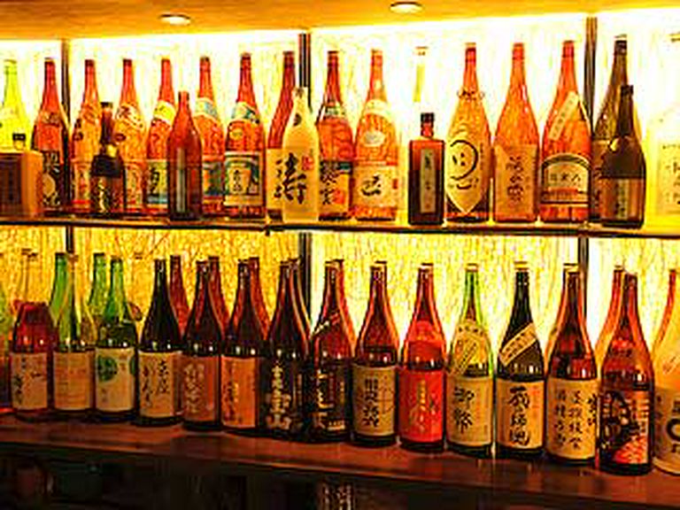 ドリンクカウンターにズラッと並んだ本格焼酎は豊富な品揃え！
