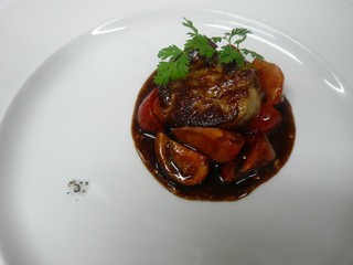 フランス産フォアグラポワレフルーツトマト添えアカシア蜂蜜風味