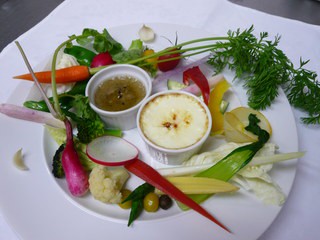 有機野菜の盛り合わせ　バーニャカウダとチーズフォンデュ