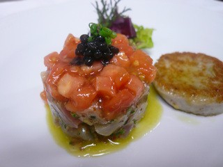 天然ブリの軽い燻製タルタル仕立て　里芋のティンバッロ添え