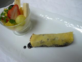 クレープで包んだチョコレートのフォンデュータ フルーツ添え
