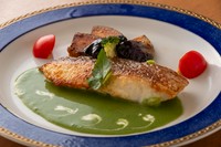 スープ、サラダ、メイン料理、ライス、デザート、ドリンク付き
※写真は白身魚のロースト