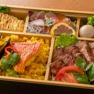 サーロインステーキと金目鯛を使ったシェフ特製のパエリアを組み合わせたお弁当です