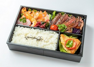 サーロインステーキと金目鯛のロースト＆サーモンマリネ弁当 