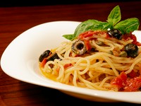 パスタは自家製の生麺を使用
トマトのソースにアンチョビやオリーブ、ケッパーなど素材の香りを移したシンプルなソース。モチモチとしたパスタに旨味みがつまったプッタネスカソースは最高の組み合わせ。