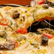 当店のピッツアは本場ナポリでも人気の『モンタラーナ』という揚げピッツアスタイル。外側はサクッ！中はモチッ！と2つの食感が楽しめます。四季に合わせて彩り豊かな野菜をそろえ、チーズと共にバランスが絶妙
