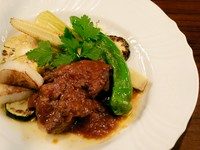 健康的な環境で育った薩摩豚のすね肉を香味野菜、赤ワイン、トマトを使いコトコトとじっくり煮込みました。
トマトを沢山使うことでさっぱりとお肉の旨味をお楽しみいただけます。