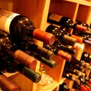 常時、150種類ほど並んでいるワインは、イタリアワインのみを扱っています。有機栽培で育てた葡萄を使った自然派ワインを中心に、77年代物のヴィンテージワインなど、バラエティに富んだワインが自慢。