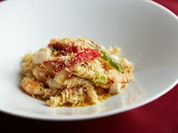 魚介と京野菜を、万願寺唐辛子と自家製サンマルツァーノトマトで煮込み酸味と甘みのバランスのとれた一品。