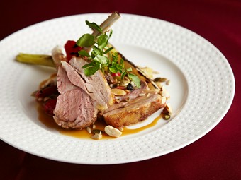 『骨付き仔羊ロース肉のグリル　ウイキョウのパルミジャーノ添』