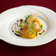 鮮魚は日替り。レッドムーン（赤メークイン）と自家製サンマルツアーノトマトを敷いて焼き上げます。※一例