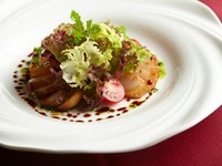 定番の前菜。北海道産ホタテ貝の柱を燻製してカルパッチョ仕立てに。ホタテの食感と燻香が相性抜群！※一例
