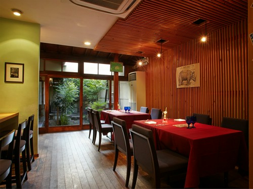 灯篭のある庭は、季節によって色を変え四季を楽しめます