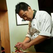 例えば、お客様のテーブルにどんなワインが置かれているのかを考え、使う食材や調味料を細かく変えて料理を提供しています。常に、ご来店されたお客様は、誰と？何のために？目的は？などを意識しています。