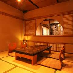 伝統息づく京都・花街のお茶屋さんを改装した、落ち着ける空間