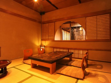 伝統息づく京都・花街のお茶屋さんを改装した、落ち着ける空間