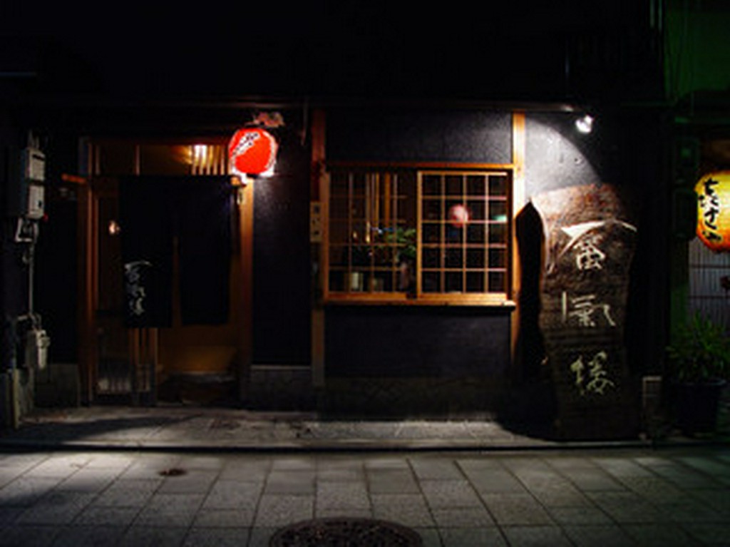 いつも多くの方でにぎわう人気店。デートや接待にもおすすめです