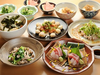 大皿に盛りつけられたお料理を、気の合う仲間と取り分けて楽しめます。ボリューム感あり