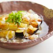 あっさりと、それでいてしっかりと。米なすに海老と湯葉の出汁が美味しさを引き出します。