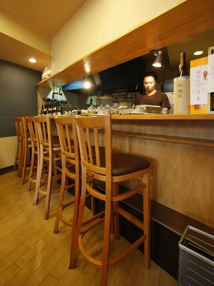スタイリッシュな店内で一人でも入りやすいカウンター席