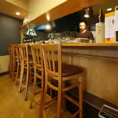 スタイリッシュな店内で一人でも入りやすいカウンター席