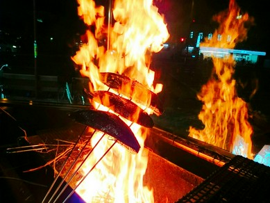 明神丸の藁焼きたたきは全てご注文後に、藁で焼きはじめる焼き切りにこだわっています。