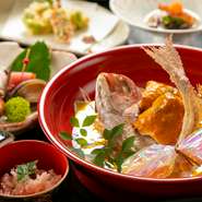 会席料理にお一人様につきプラス1650円で尾頭付きの鯛と御赤飯の小鉢を追加してお祝い仕様に変更できます。
