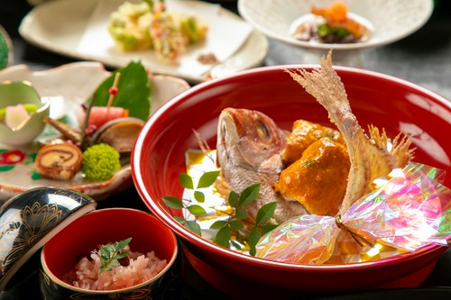 会席料理に鯛とお赤飯を追加してお祝い仕様に変更