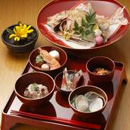 小ぶりの祝鯛（塩焼き）、赤飯、蛤の吸い物、煮物、（歯固め石付き）
お食い初め、百日のお祝い用に。