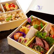 ★３日前までの要予約★
＊お弁当の内容は仕入れ状況によって変わります。
＊折詰弁当に茶碗蒸しとお吸い物は付きません。
●追加料金でご飯の変更可能（五目混ぜご飯・五目ちらし寿司・赤飯）
【配達料金】
お弁当の配達は別途送料がかかります。
配達地域は別府市、日出町、大分市、由布市、
杵築市その他エリアの方ご相談ください。
エリアによって配達料金が違うので、詳しくは
お店までお問合せください。