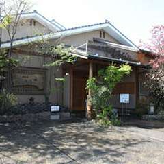 閑静な住宅地に佇む